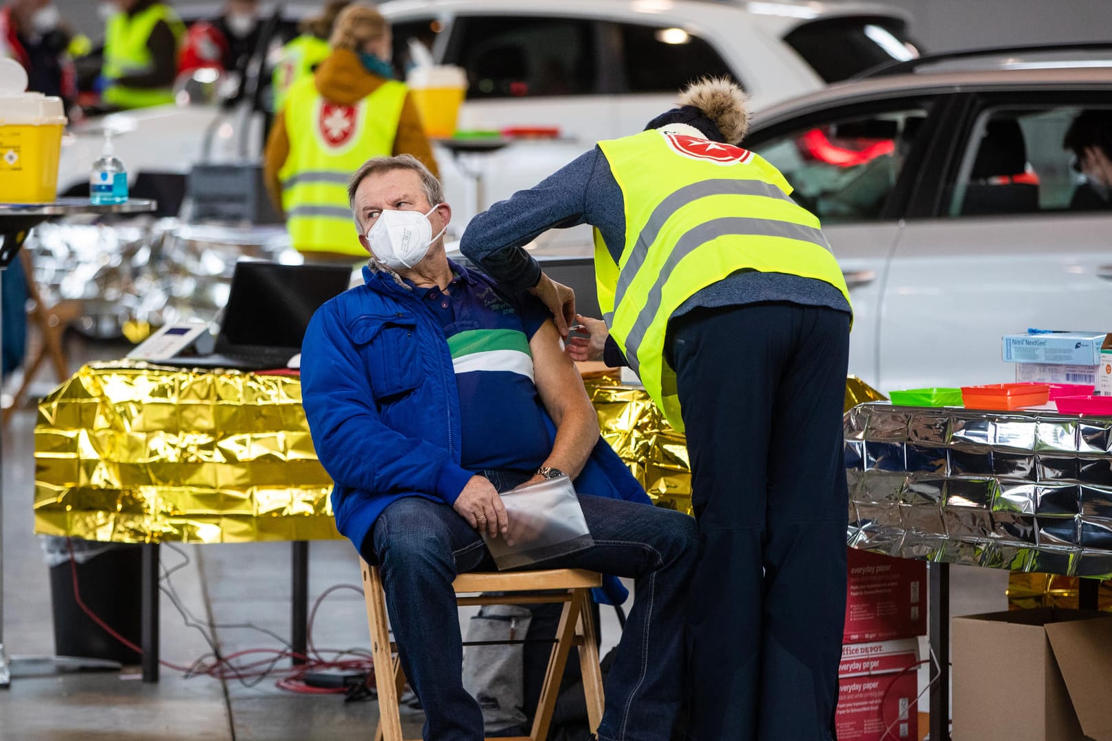 Ein Mann erhält in einer Halle der Messe Stuttgart eine Impfung gegen das Corona-Virus: 20.000 Impfungen sollen hier am Wochenende verabreicht werden.