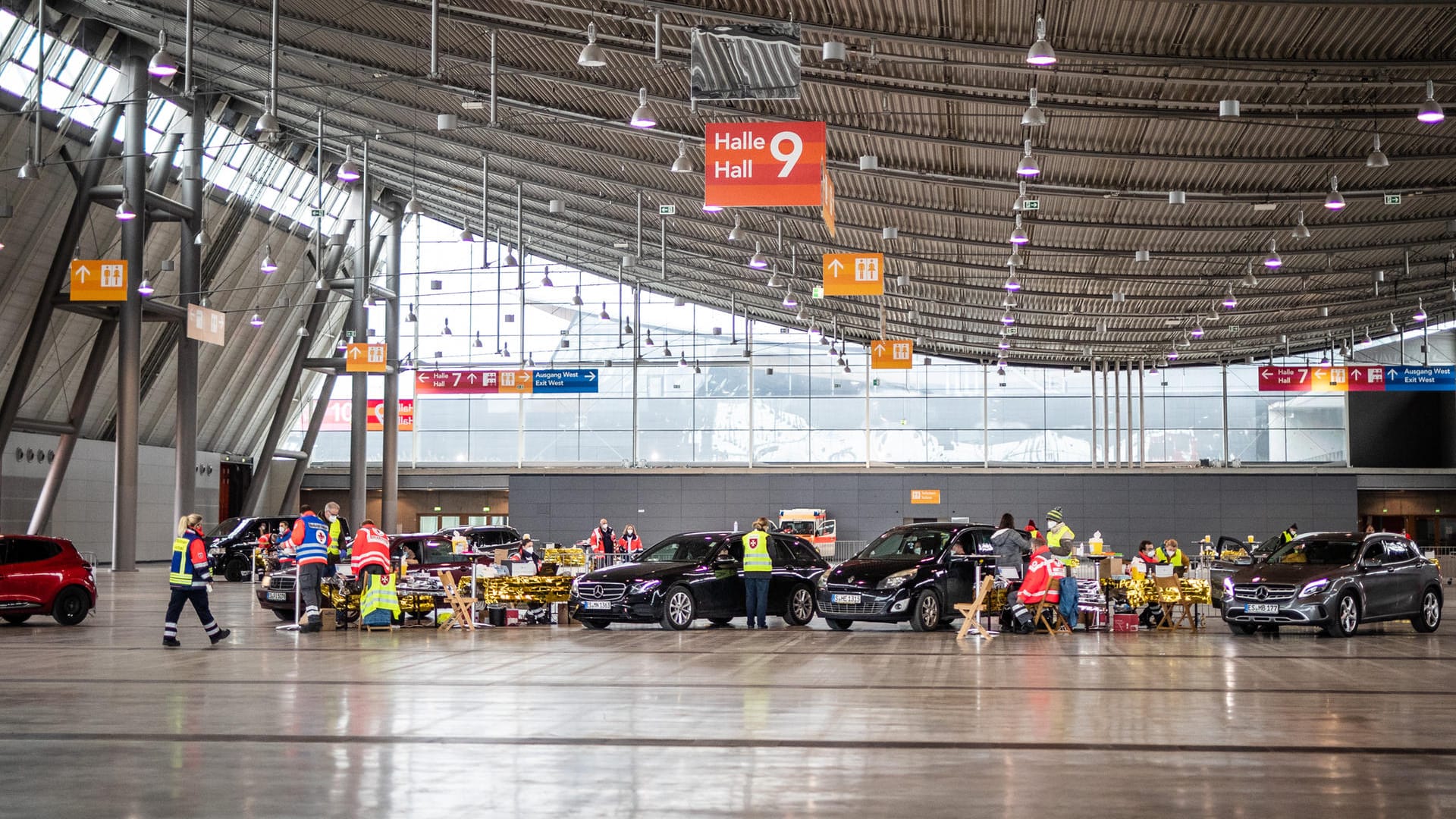 Menschen erhalten in ihren Fahrzeugen in einer Halle der Messe Stuttgart eine Impfung gegen das Corona-Virus: Auch zu Fuß können Impfwillige vorbeikommen.