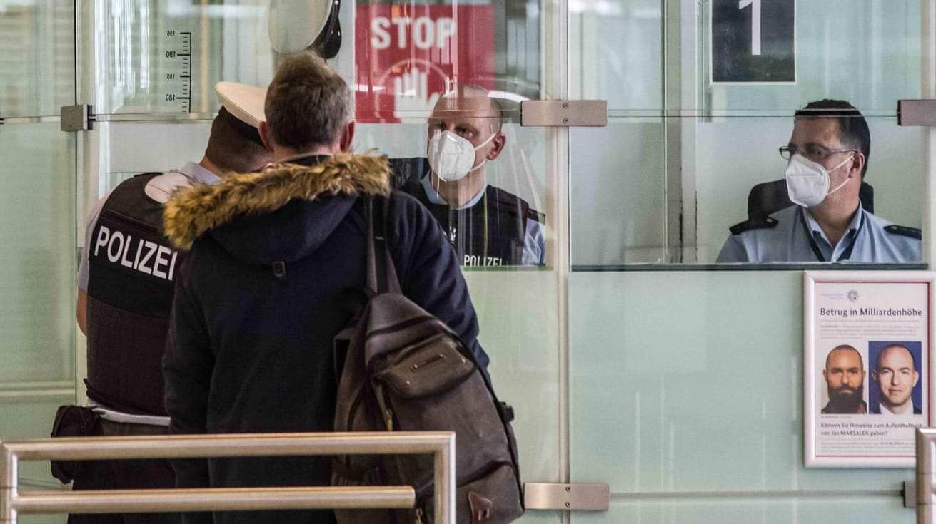 Kontrolle am Flughafen München: "Von zentraler Bedeutung ist es, die Bedingungen der Einreise aus Virusvariantengebieten nochmals deutlich zu verschärfen."