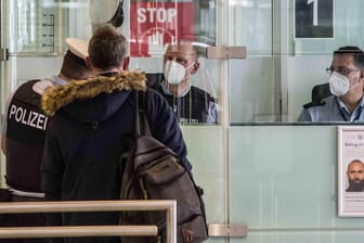 Kontrolle am Flughafen München: "Von zentraler Bedeutung ist es, die Bedingungen der Einreise aus Virusvariantengebieten nochmals deutlich zu verschärfen."