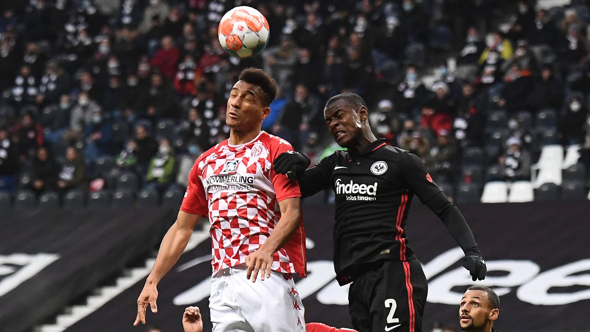 Karim Onisiwo und Evan N’Dicka (r, Frankfurt): Es war eines von vielen spannenden Duellen im Derby. Karim Onisiwo und Evan N’Dicka (r, Frankfurt): Es war eines von vielen spannenden Duellen im Derby.