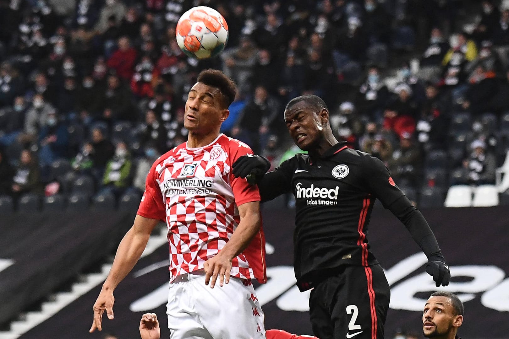 Karim Onisiwo und Evan N’Dicka (r, Frankfurt): Es war eines von vielen spannenden Duellen im Derby.