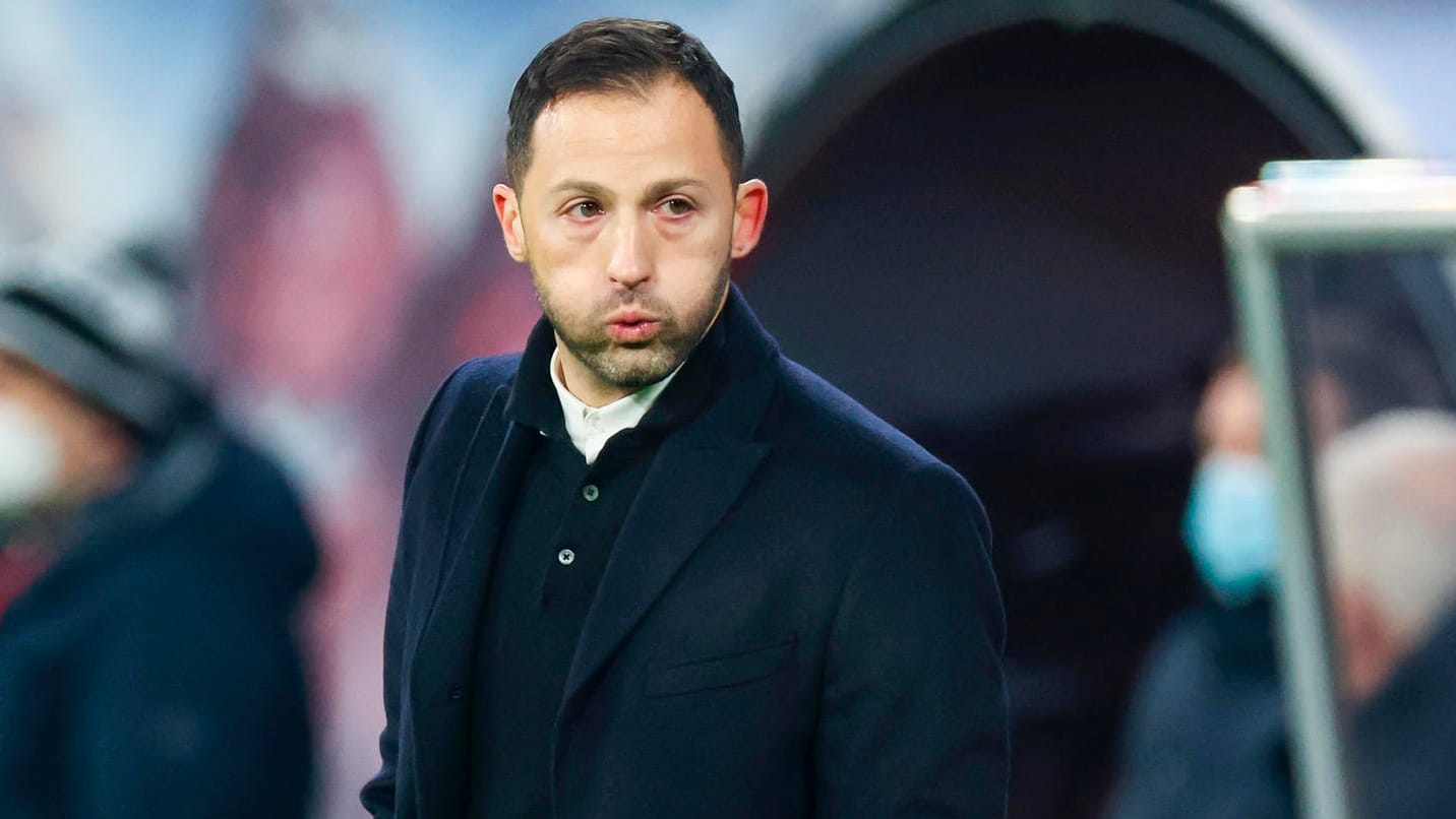 Domenico Tedesco: Der Trainer dürfte überhaupt nicht zufrieden sein mit der Leistung seiner Leipziger. Domenico Tedesco: Der Trainer dürfte überhaupt nicht zufrieden sein mit der Leistung seiner Leipziger.