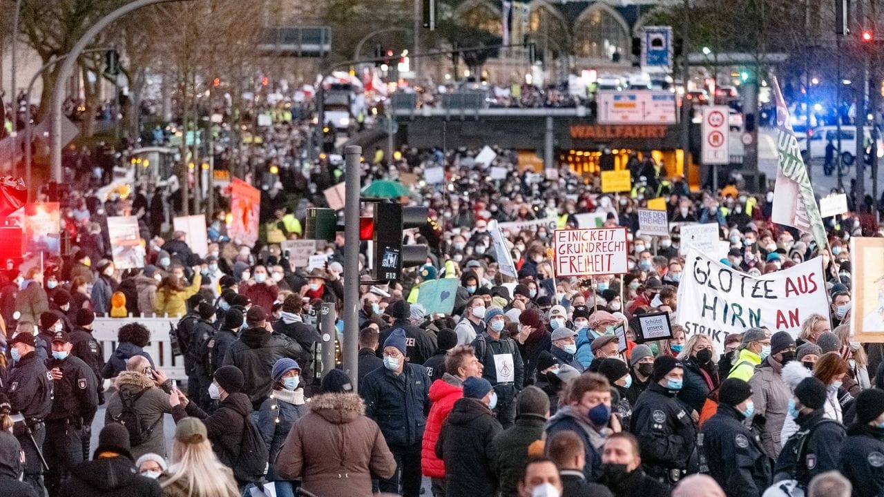 In Hamburg demonstrierten nach Angaben der Polizei mehrere Tausend Menschen. In Hamburg demonstrierten nach Angaben der Polizei mehrere Tausend Menschen.