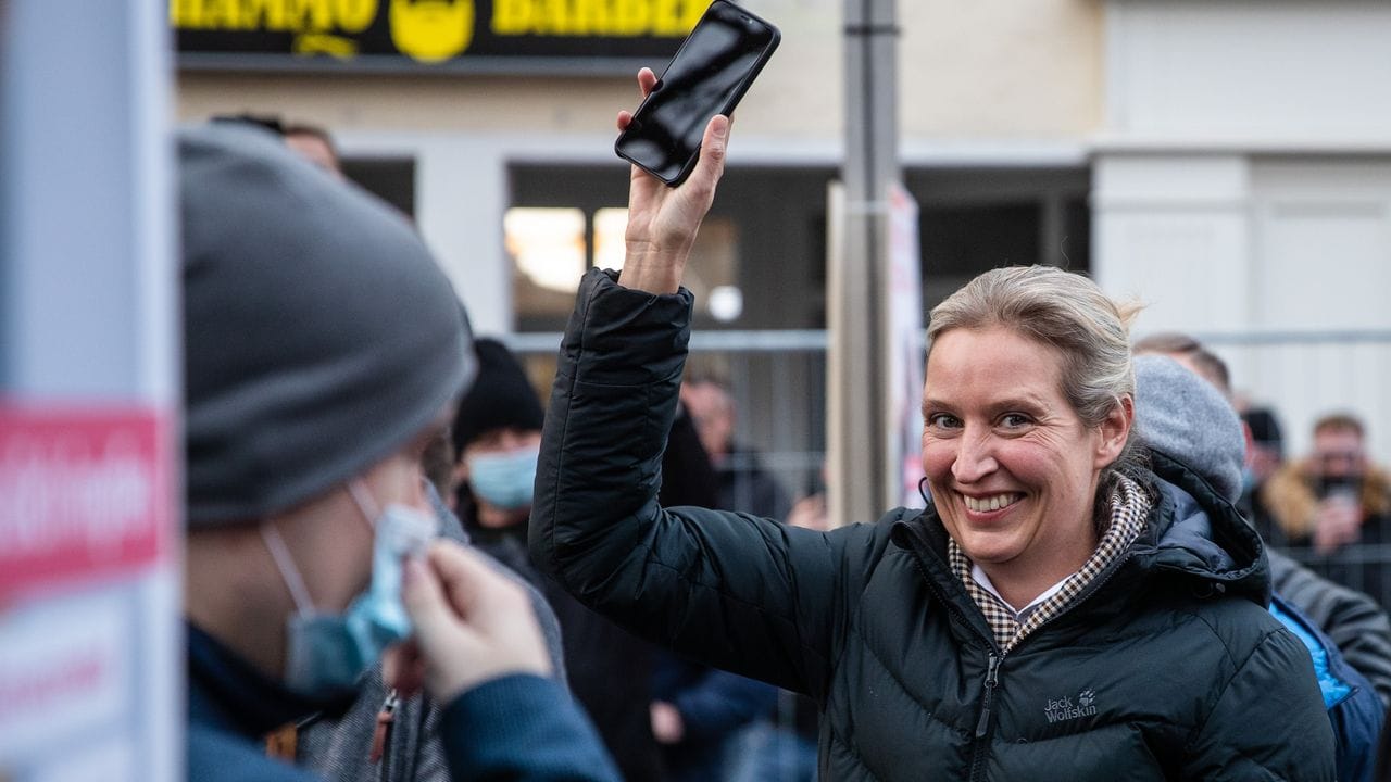 Im schwäbischen Göppingen rief auch die rechtspopulistische AfD zum Protest auf, hier die Spitzenpolitikerin Alice Weidel. Im schwäbischen Göppingen rief auch die rechtspopulistische AfD zum Protest auf, hier die Spitzenpolitikerin Alice Weidel.