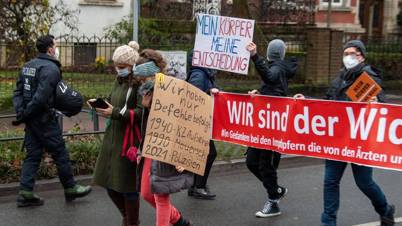 Demonstranten in Osnabrück ziehen Vergleiche mit Nationalsozialismus und DDR. Demonstranten in Osnabrück ziehen Vergleiche mit Nationalsozialismus und DDR.