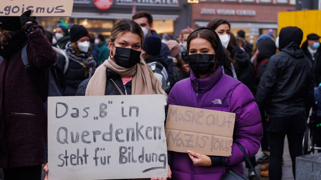 Gegenprotest gegen "Querdenken"-Demonstranten in Freiburg im Breisgau. Gegenprotest gegen "Querdenken"-Demonstranten in Freiburg im Breisgau.