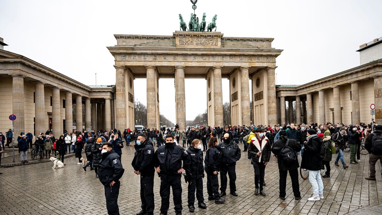In Berlin wurde eine Demonstration gegen die Corona-Maßnahmen von den Behörden verboten. In Berlin wurde eine Demonstration gegen die Corona-Maßnahmen von den Behörden verboten.