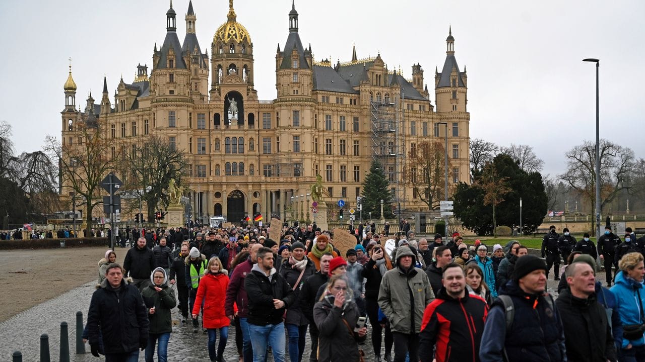 Rund 2000 Menschen demonstrierten nach Polizeiangaben in Schwerin in Mecklenburg-Vorpommern. Rund 2000 Menschen demonstrierten nach Polizeiangaben in Schwerin in Mecklenburg-Vorpommern.