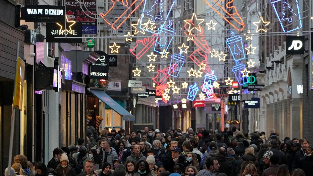 Eine belebte Straße in Amsterdam am letzten Wochenende vor Weihnachten. Eine belebte Straße in Amsterdam am letzten Wochenende vor Weihnachten.