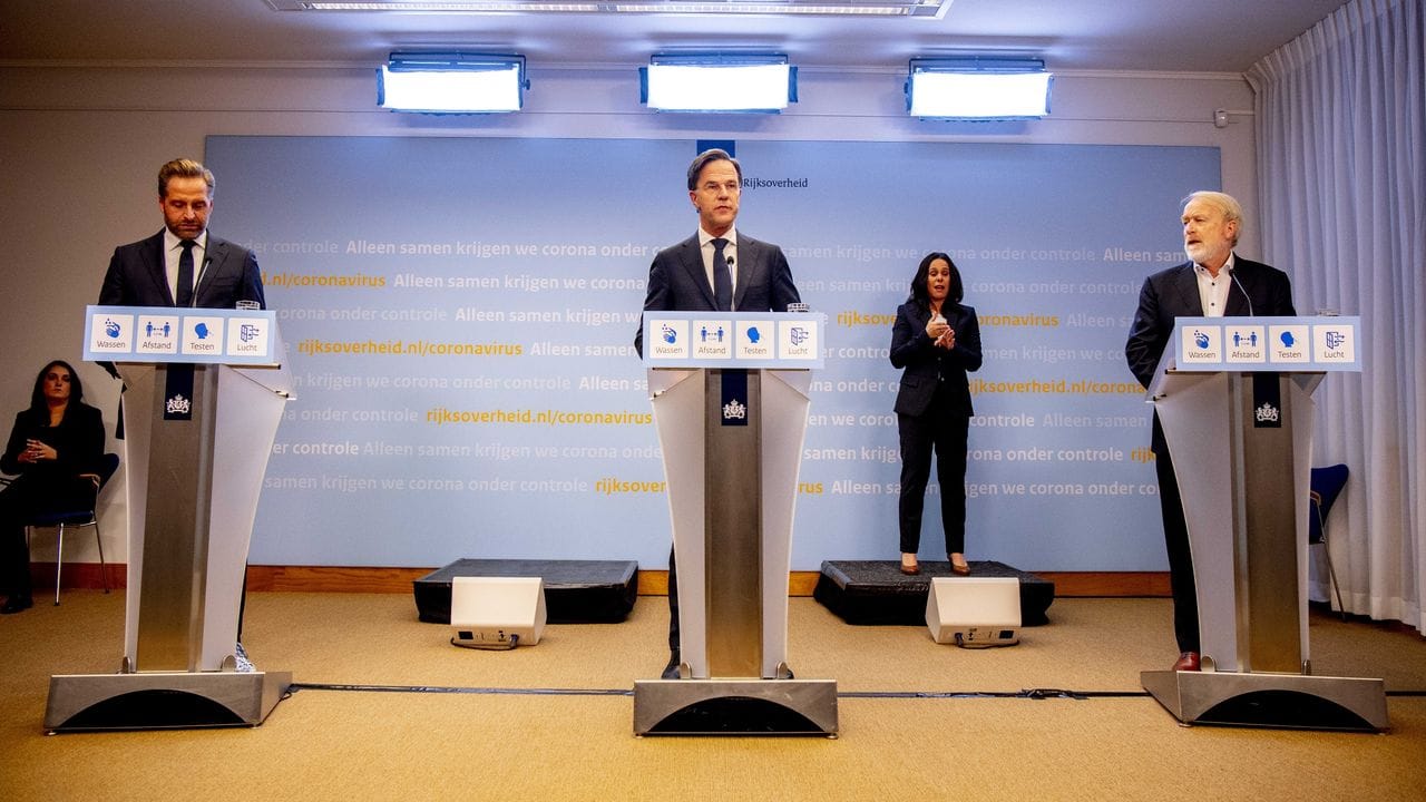 Der niederländische Ministerpräsident Mark Rutte (M) verkündet die neuen Einschränkungen. Der niederländische Ministerpräsident Mark Rutte (M) verkündet die neuen Einschränkungen.