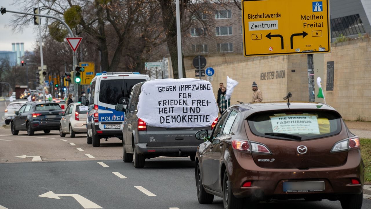 In Dresden bildeten Demonstranten einen Autokorso. In Dresden bildeten Demonstranten einen Autokorso.