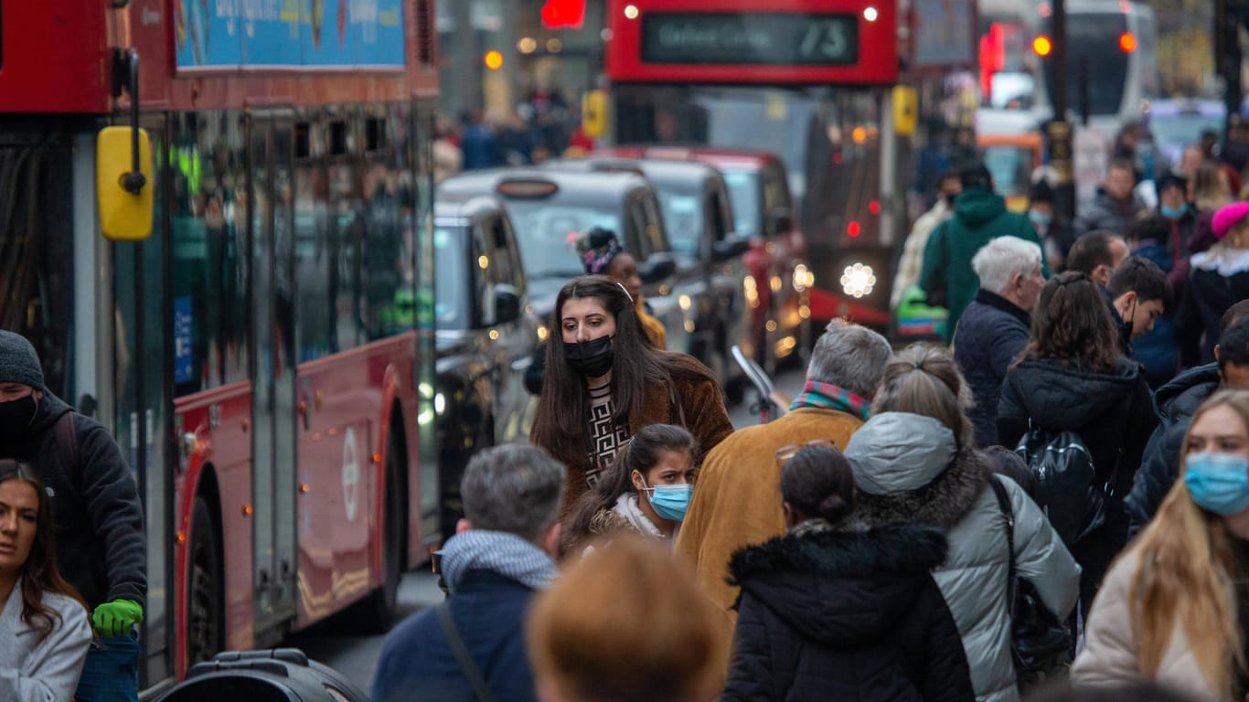 Maskierte Menschen in London: Bereits Anfang Januar 2021 hatte die Stadt den Katastrophenfall ausgerufen.