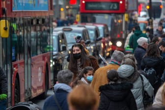 Maskierte Menschen in London: Bereits Anfang Januar 2021 hatte die Stadt den Katastrophenfall ausgerufen.