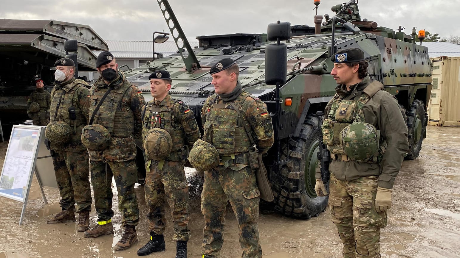 Ostflanke der Nato: Deutsche und niederländische Soldaten stehen vor einem gepanzerten Truppentransporter in Litauen.