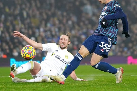 Arsenals Gabriel Martinelli (R) trifft in Leeds an der Elland Road zum zwischenzeitlichen 2:0.