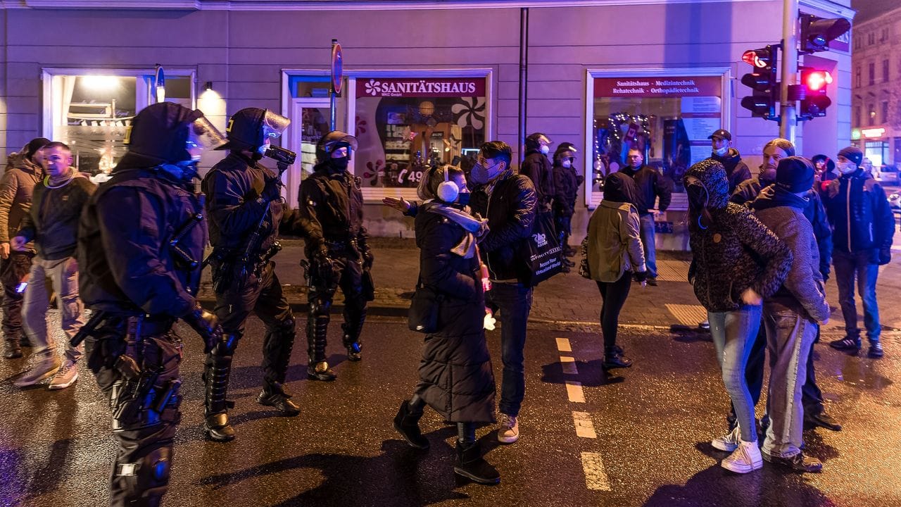 In Cottbus löste die Polizei am Abend eine Demonstration auf. In Cottbus löste die Polizei am Abend eine Demonstration auf.