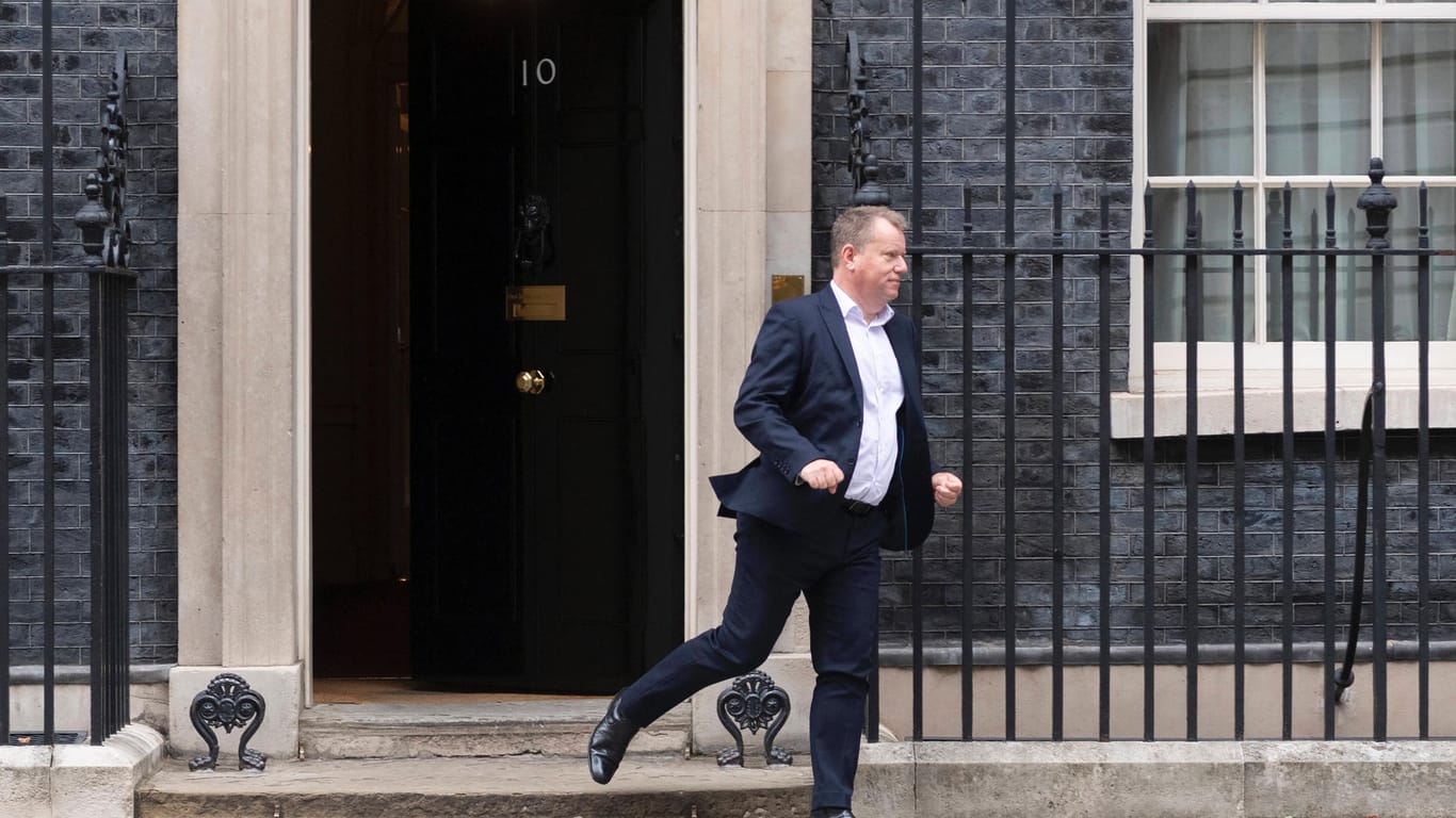 David Frost verlässt Downing Street 10 (Archiv): Johnson habe ihn überredet, noch bis Januar im Amt zu bleiben.