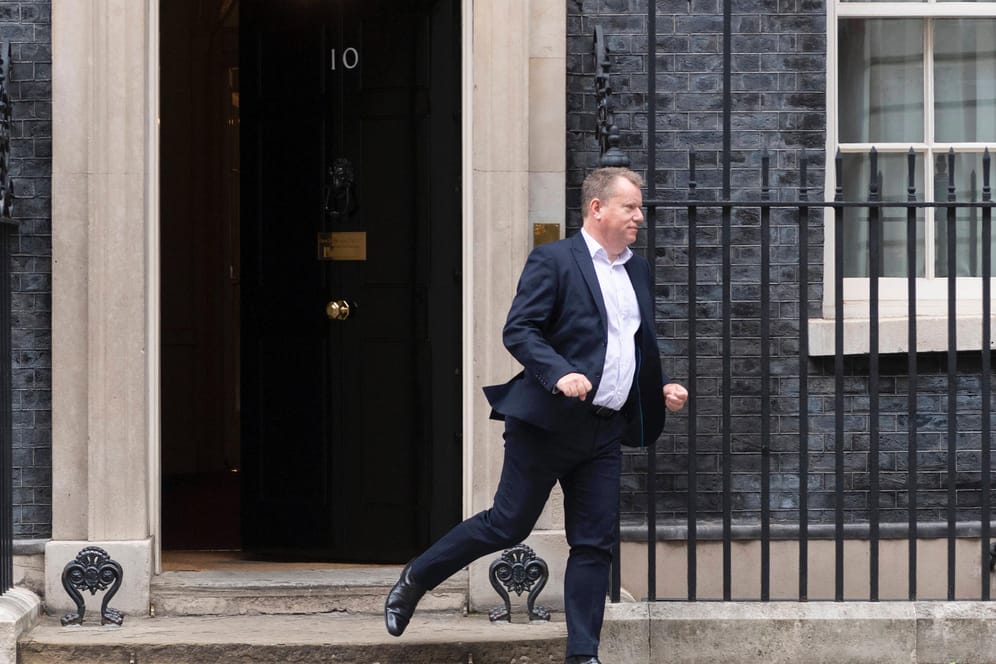 David Frost verlässt Downing Street 10 (Archiv): Johnson habe ihn überredet, noch bis Januar im Amt zu bleiben.