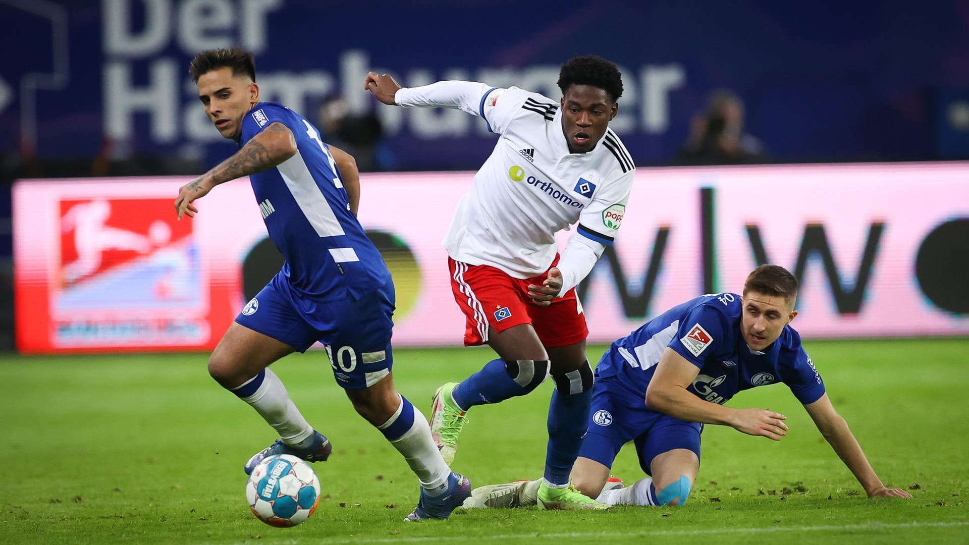 Schalkes Rodrigo Zalazar und Reinhold Ranftl (v.l.) hatten ihre liebe Mühe mit den Gegenspielern vom HSV.