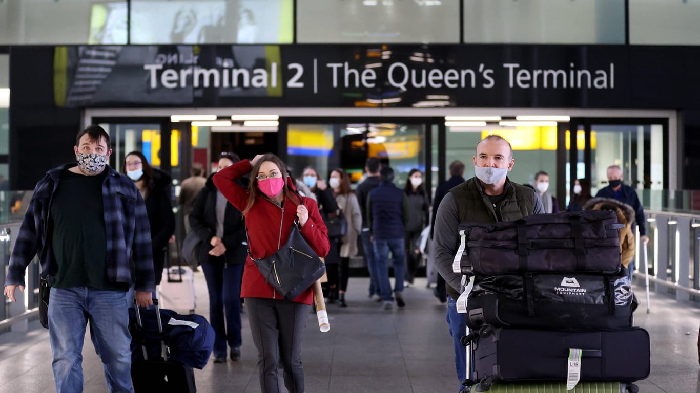Reisende am Flughafen Heathrow (Archivbild): Am Montag gibt es für Briten Einschränkungen, wenn sie nach Deutschland kommen.