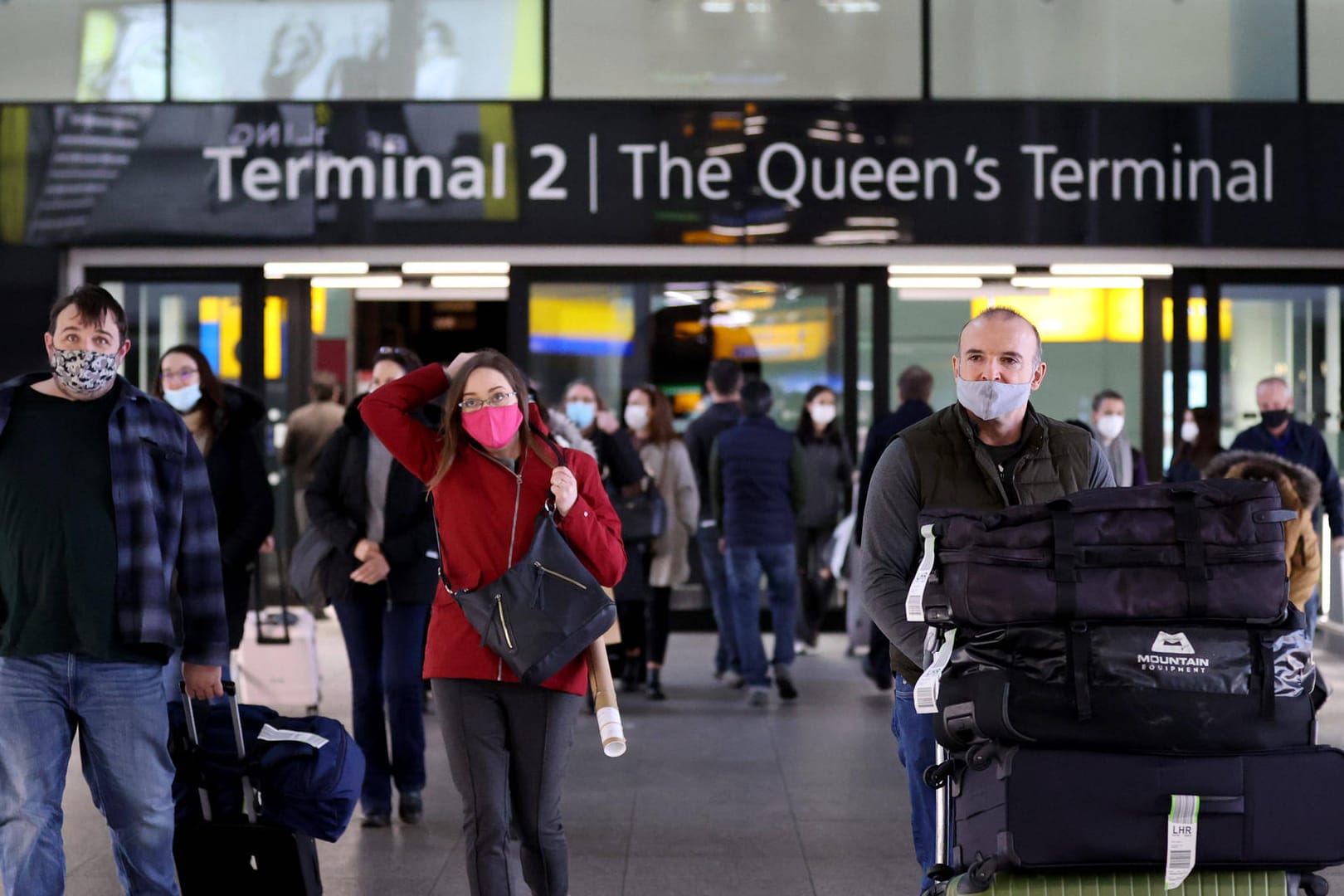 Reisende am Flughafen Heathrow (Archivbild): Am Montag gibt es für Briten Einschränkungen, wenn sie nach Deutschland kommen.