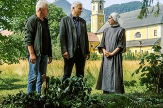 Ivo Batic (Miroslav Nemec, l) und Franz Leitmayr (Udo Wachtveitl) verhören Schwester Antonia (Maresi Riegner).
