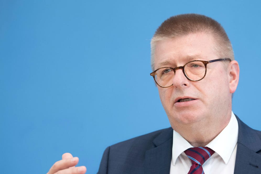 Thomas Haldenwang bei einer Pressekonferenz (Archivfoto): Der Verfassungsschutzpräsident sieht einen wachsenden Einfluss Rechtsextremer bei Corona-Protesten.