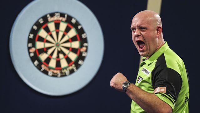 Michael Van Gerwen feiert seinen Sieg.