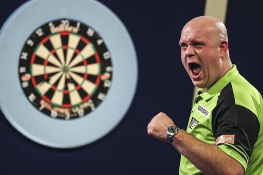 Michael Van Gerwen feiert seinen Sieg.