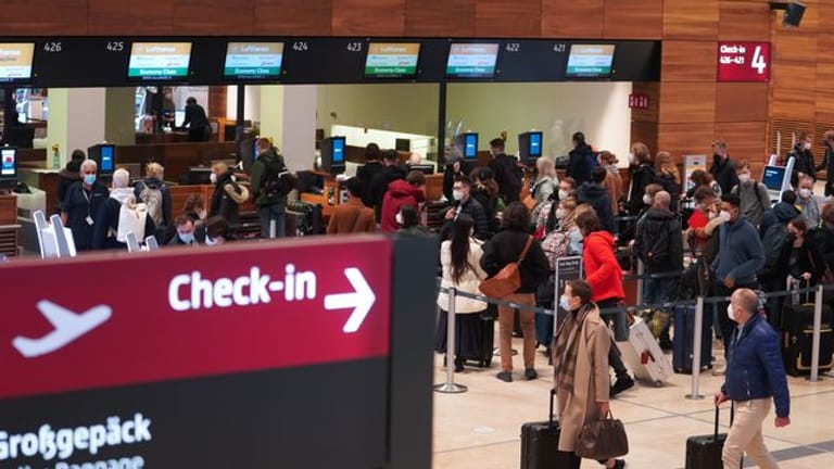 Check-in-Schalter am Flughafen BER (Archivbild): Wegen des verlängerten Wochenendes rechnen die Betreiber mit 290.000 Gästen.