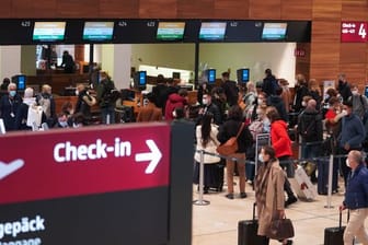 Check-in-Schalter am Flughafen BER (Archivbild): Wegen des verlängerten Wochenendes rechnen die Betreiber mit 290.000 Gästen.