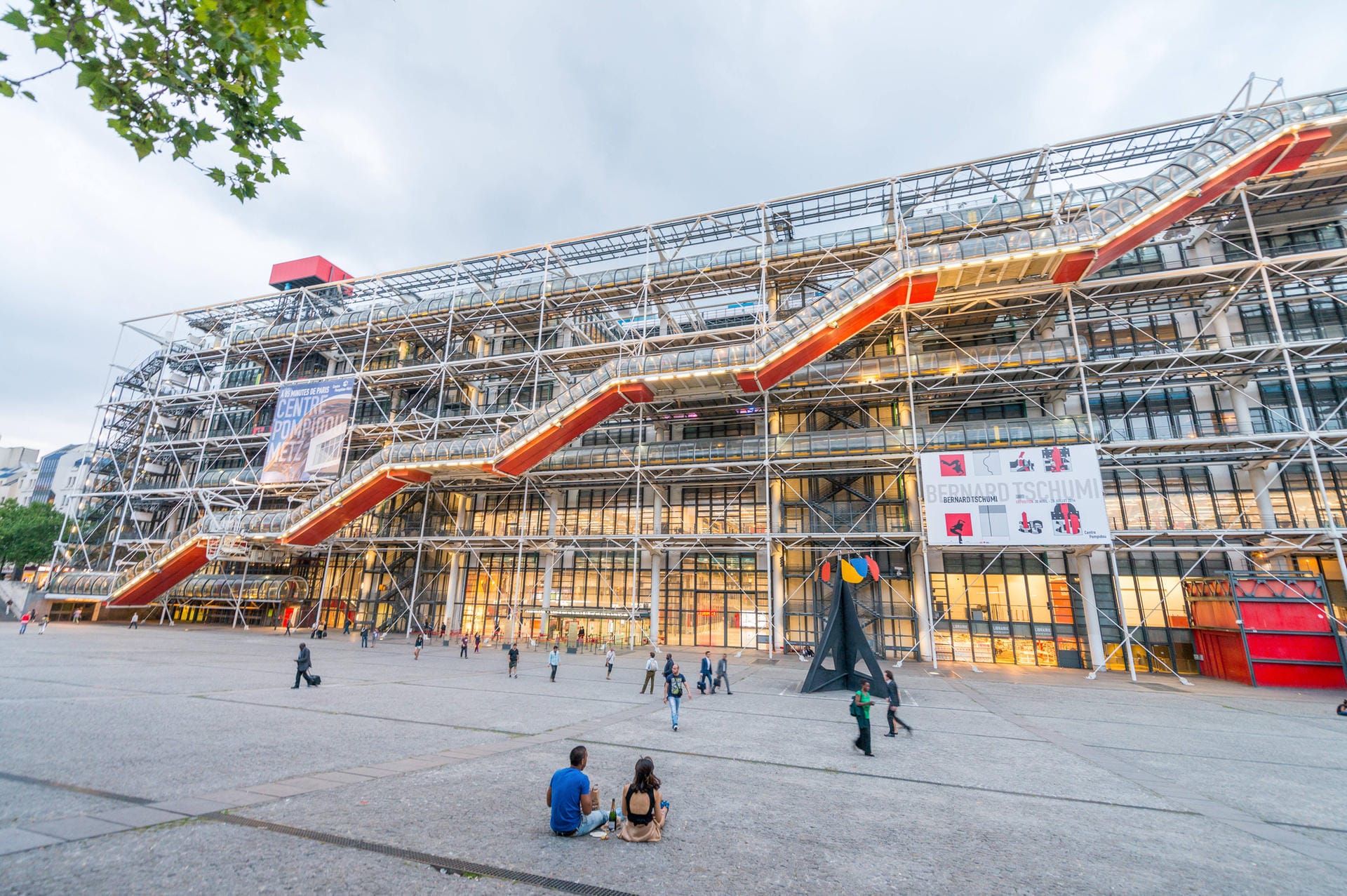 Das Centre national d’art et de culture Georges-Pompidou, auch Centre Pompidou oder Beaubourg genannt, ist ein staatliches Kunst- und Kulturzentrum im 4. Arrondissement von Paris in Frankreich. Es wurde auf Initiative des ehemaligen französischen Staatspräsidenten Georges Pompidou erbaut. Richard Rogers entwarf das Gebäude in Zusammenarbeit mit den Architekten Renzo Piano und Gianfranco Franchini. Nach einer fünfjährigen Bauzeit wurde es am 31. Januar 1977 eröffnet.