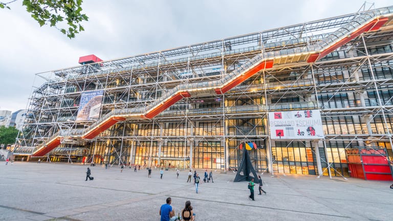 Das Centre national d’art et de culture Georges-Pompidou, auch Centre Pompidou oder Beaubourg genannt, ist ein staatliches Kunst- und Kulturzentrum im 4. Arrondissement von Paris in Frankreich. Es wurde auf Initiative des ehemaligen französischen Staatspräsidenten Georges Pompidou erbaut. Richard Rogers entwarf das Gebäude in Zusammenarbeit mit den Architekten Renzo Piano und Gianfranco Franchini. Nach einer fünfjährigen Bauzeit wurde es am 31. Januar 1977 eröffnet.