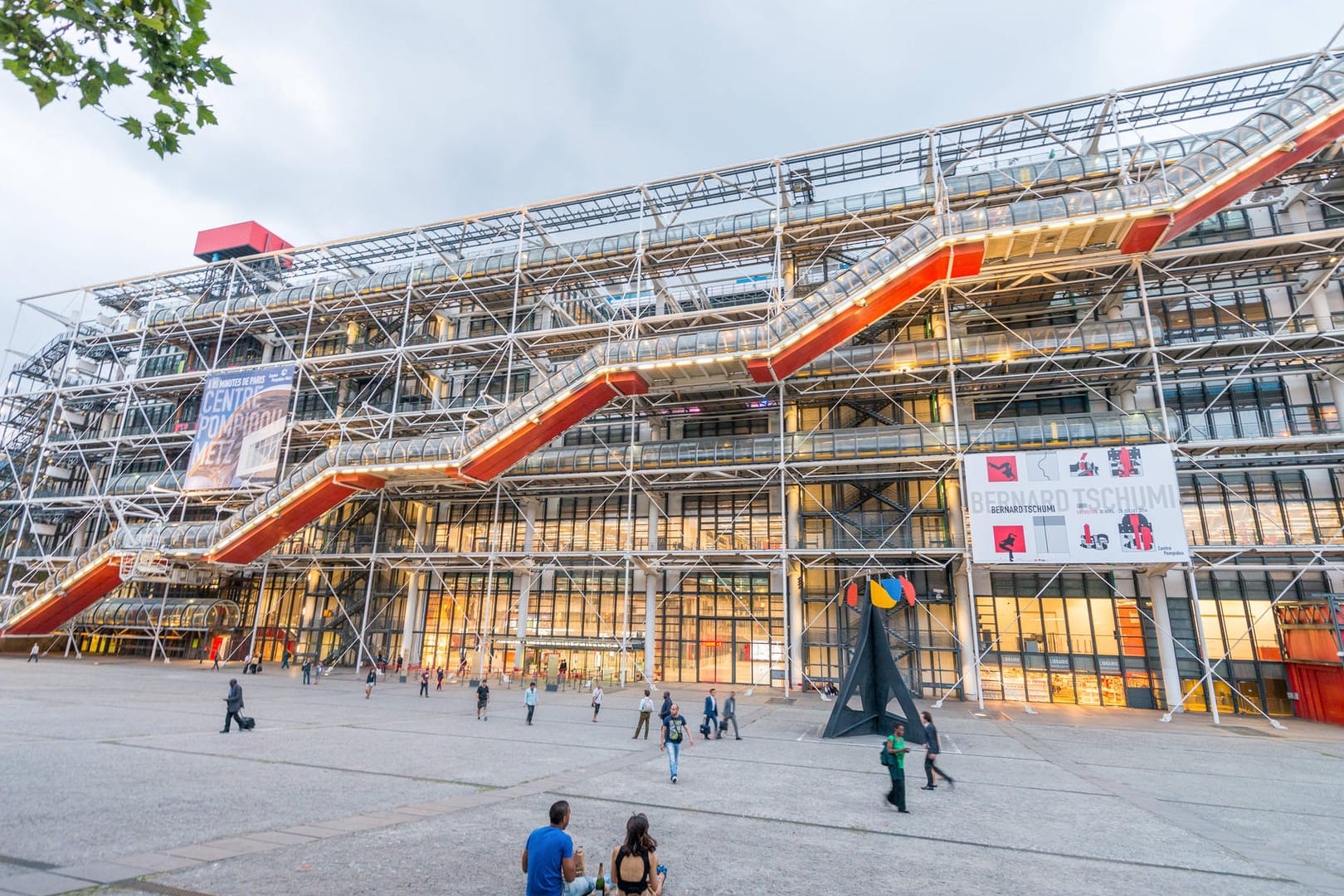 Das Centre national d’art et de culture Georges-Pompidou, auch Centre Pompidou oder Beaubourg genannt, ist ein staatliches Kunst- und Kulturzentrum im 4. Arrondissement von Paris in Frankreich. Es wurde auf Initiative des ehemaligen französischen Staatspräsidenten Georges Pompidou erbaut. Richard Rogers entwarf das Gebäude in Zusammenarbeit mit den Architekten Renzo Piano und Gianfranco Franchini. Nach einer fünfjährigen Bauzeit wurde es am 31. Januar 1977 eröffnet.