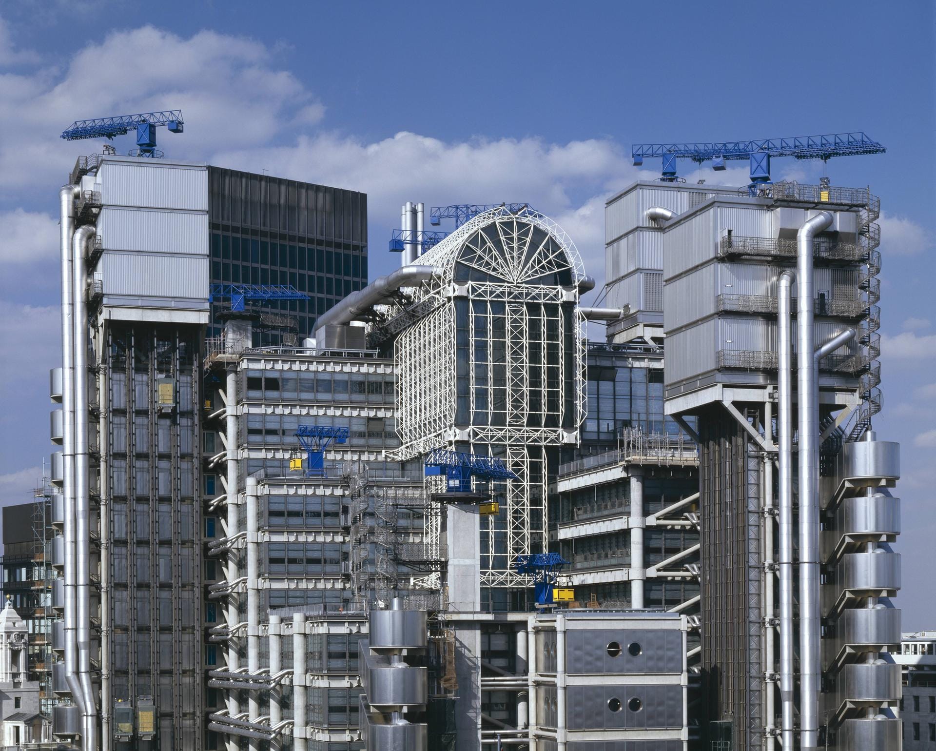 Das Lloyd’s Building in London: Das Gebäude ist der Hauptsitz des traditionsreichen Versicherungsmarktes Lloyd's of London. Die Bauarbeiten erfolgten von 1978 bis 1986. Das Bauwerk gilt als innovativ, weil Versorgungsleitungen, Treppen und Lifte nach außen sichtbar verlegt wurden. Die zwölf Glaslifte waren die ersten ihrer Art im Vereinigten Königreich. Der Komplex besteht aus drei Haupttürmen und drei Versorgungstürmen um einen zentralen rechteckigen Platz.