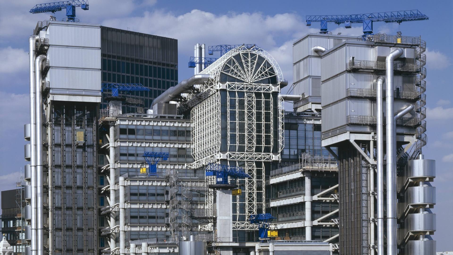 Das Lloyd’s Building in London: Das Gebäude ist der Hauptsitz des traditionsreichen Versicherungsmarktes Lloyd's of London. Die Bauarbeiten erfolgten von 1978 bis 1986. Das Bauwerk gilt als innovativ, weil Versorgungsleitungen, Treppen und Lifte nach außen sichtbar verlegt wurden. Die zwölf Glaslifte waren die ersten ihrer Art im Vereinigten Königreich. Der Komplex besteht aus drei Haupttürmen und drei Versorgungstürmen um einen zentralen rechteckigen Platz.