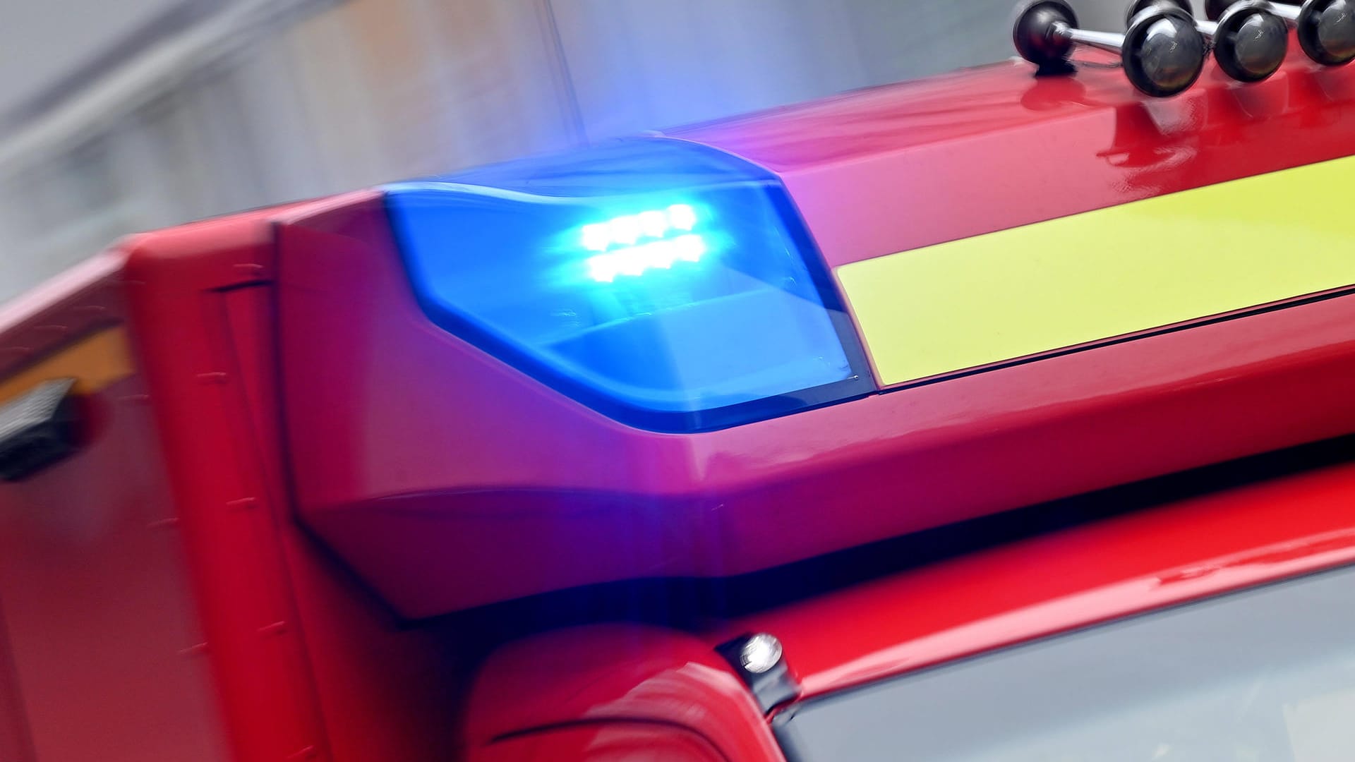 Blaulicht auf einem Einsatzwagen der Feuerwehr (Symbolbild): Die Einsatzkräfte konnten das weitere Abrutschen des Wagens verhindern. Blaulicht auf einem Einsatzwagen der Feuerwehr (Symbolbild): Die Einsatzkräfte konnten das weitere Abrutschen des Wagens verhindern.