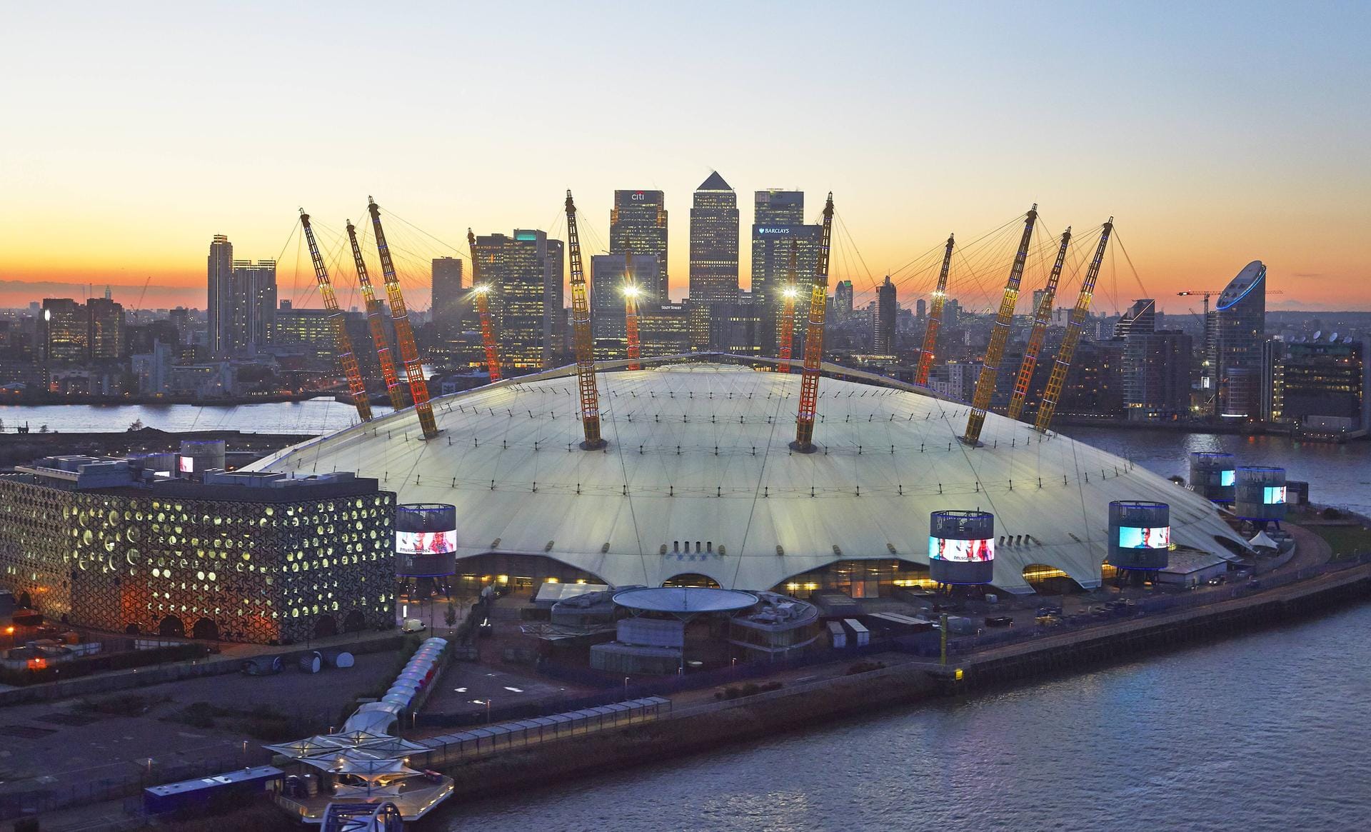 Der Millennium Dome in London: Seit 2005 heißt das von Rogers entworfene Gebäude "The O2". Es wurde im Januar 2000 eröffnet und ist ein von der Anschutz Entertainment Group betriebener Entertainment-Komplex im Londoner Stadtbezirk Greenwich. Das Bauwerk ist mit 365 Metern Durchmesser und bis zu 52 Metern Höhe der größte einzeln stehende Baukörper in Großbritannien und der größte Kuppelbau der Welt.