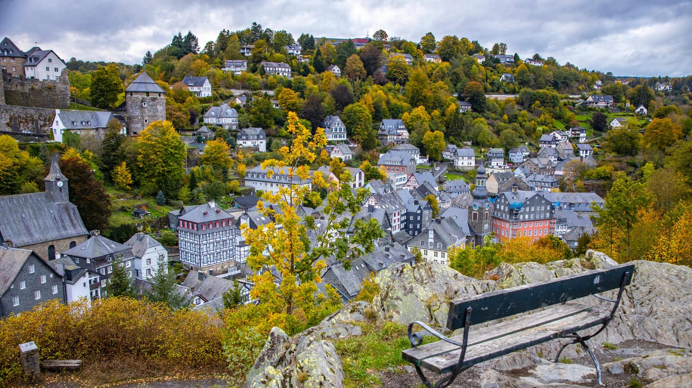 Der Ort Monschau in der Eifel (Symbolbild): In dem idyllischen Ort gab es am Wochenende ein Geruchsproblem.