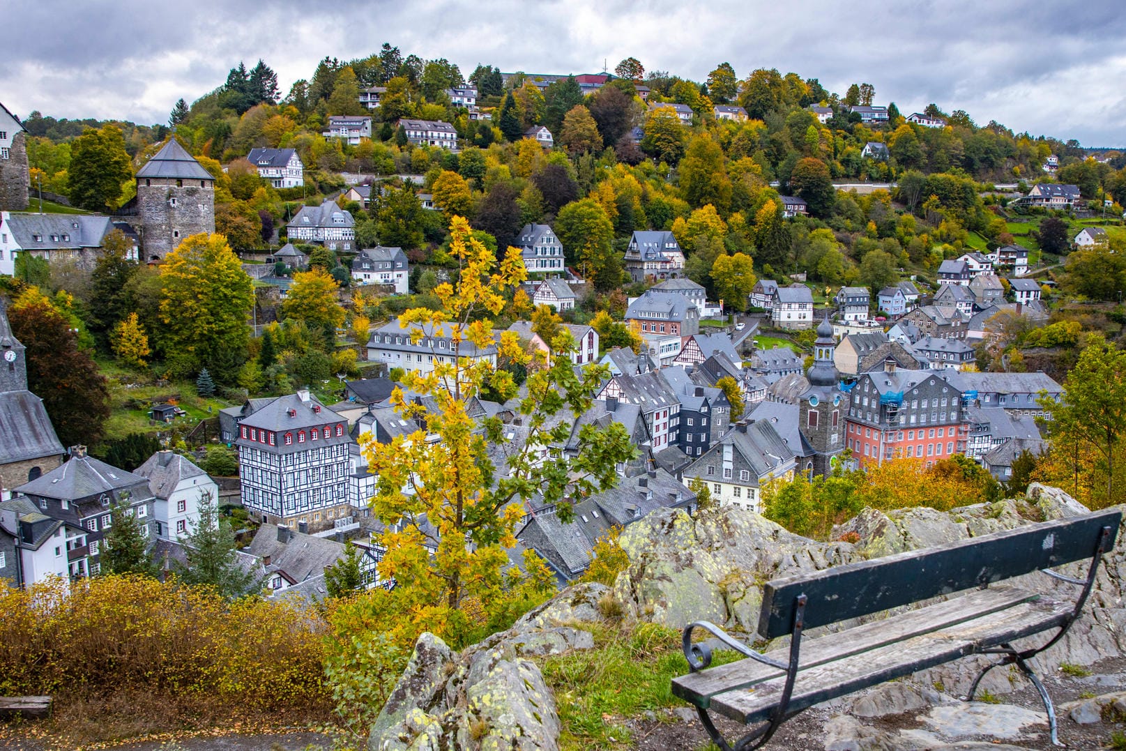 Der Ort Monschau in der Eifel (Symbolbild): In dem idyllischen Ort gab es am Wochenende ein Geruchsproblem.