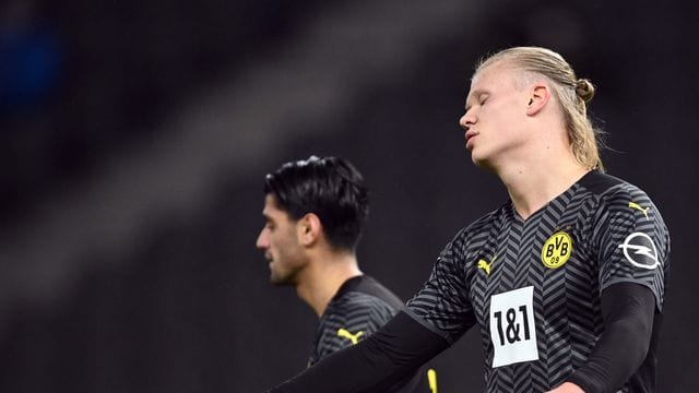 Die Dortmunder um Starstürmer Erling Haaland (r) verloren bei der Hertha. Die Dortmunder um Starstürmer Erling Haaland (r) verloren bei der Hertha.
