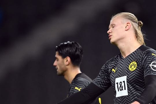Die Dortmunder um Starstürmer Erling Haaland (r) verloren bei der Hertha.
