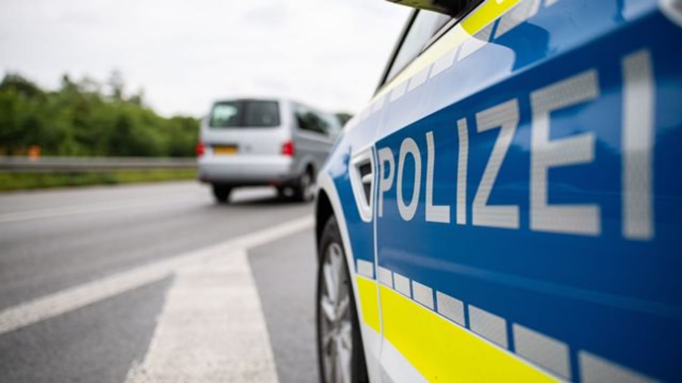 Ein Streifenwagen der Polizei steht auf einer Straße (Symbolbild): Einen 24-jährigen Maskenverweigerer musste die Polizei Hannover binnen kürzester Zeit zweimal festnehmen.