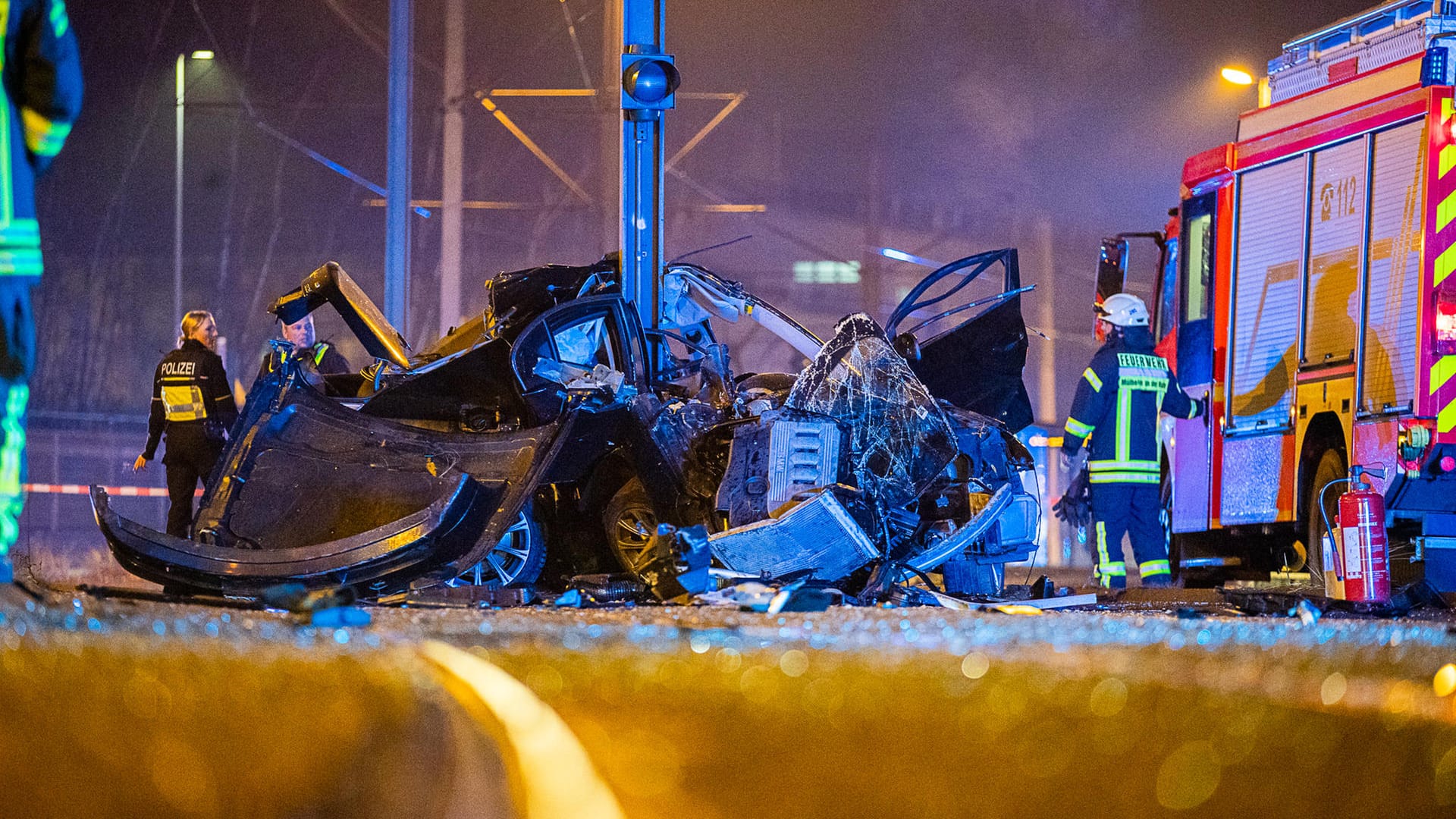 Der komplett zerstörte Unfallwagen: Die betroffene Straßenbahnlinie war für mehrere Stunden gesperrt worden.