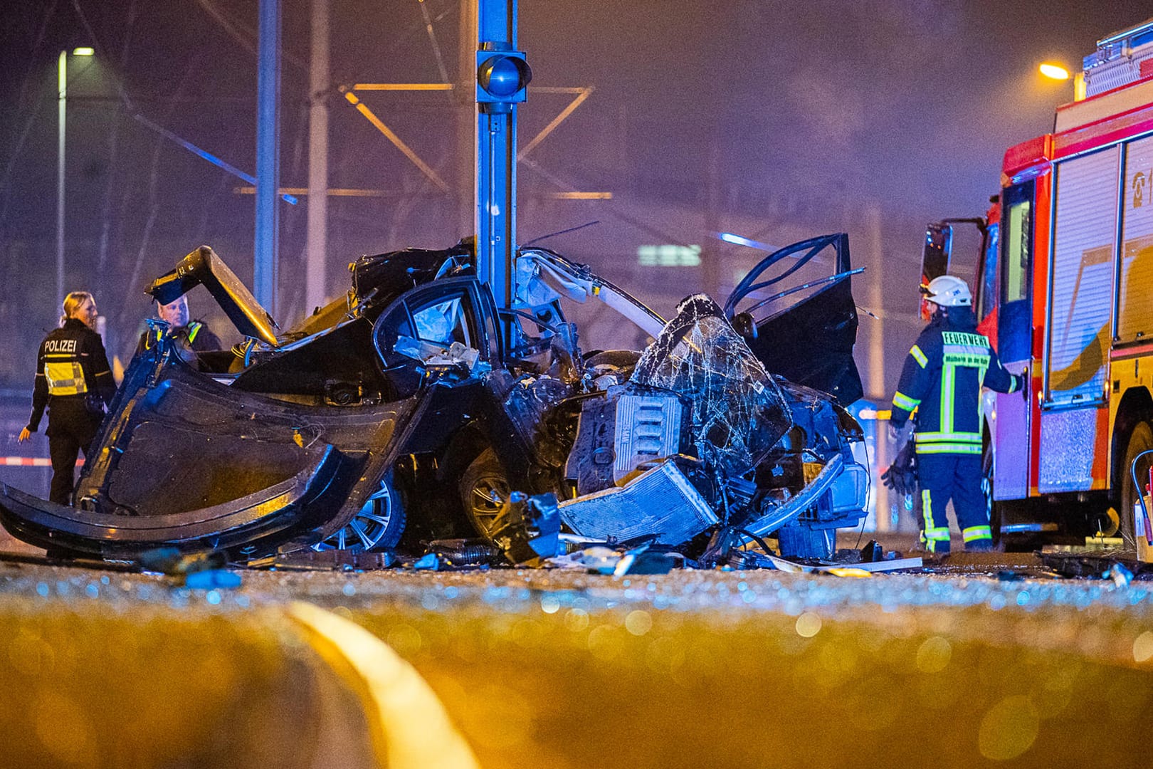 Der komplett zerstörte Unfallwagen: Die betroffene Straßenbahnlinie war für mehrere Stunden gesperrt worden.