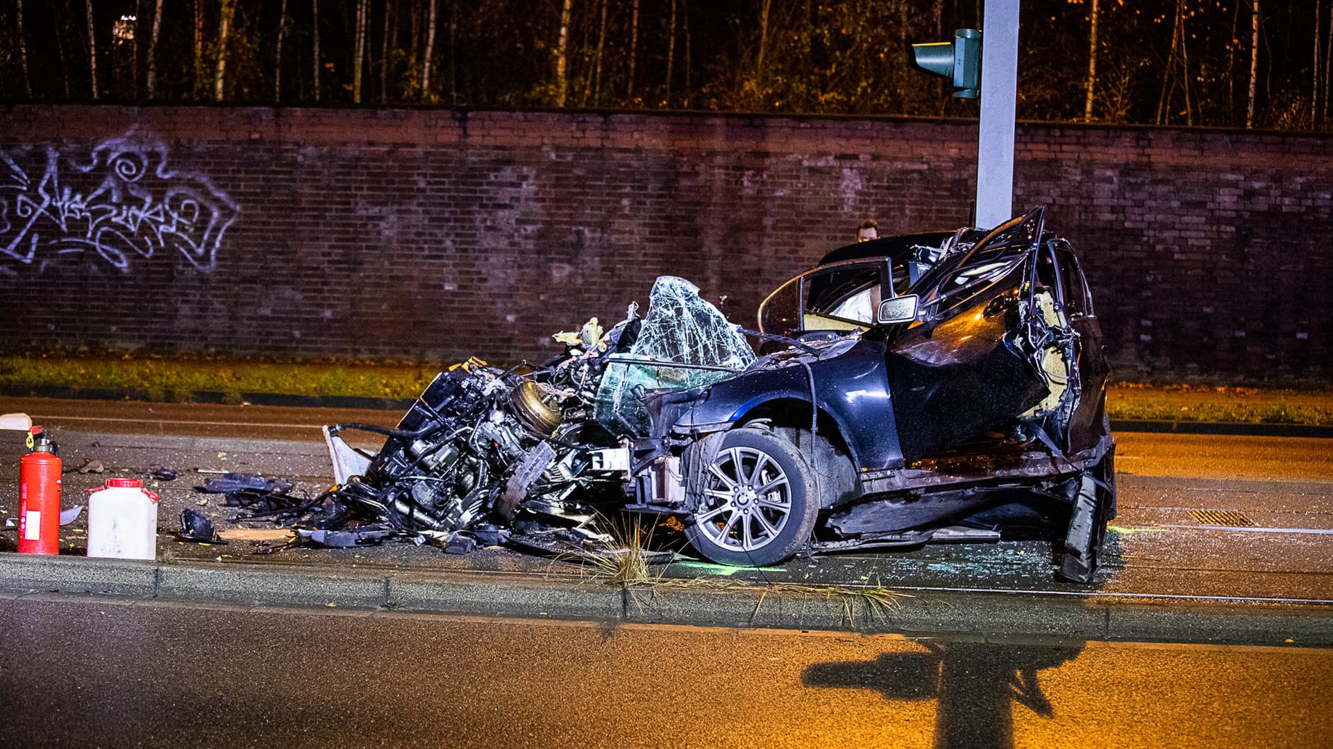 Der Unfallwagen: Durch die Kollision wurde das Fahrzeug in zwei Teile gerissen.