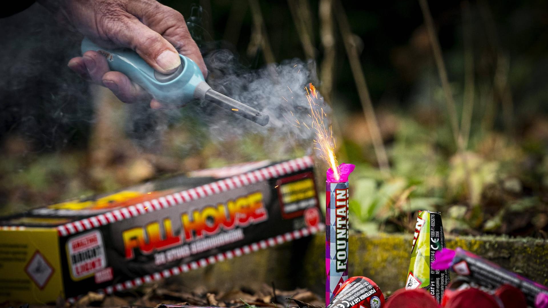 Eine Hand entzündet einen Silvesterkracher (Symbolbild): Wie schon im vergangenen Jahr haben Bundestag und Bundesrat ein Verkaufsverbot für Feuerwerk und Böller beschlossen. Eine Hand entzündet einen Silvesterkracher (Symbolbild): Wie schon im vergangenen Jahr haben Bundestag und Bundesrat ein Verkaufsverbot für Feuerwerk und Böller beschlossen.