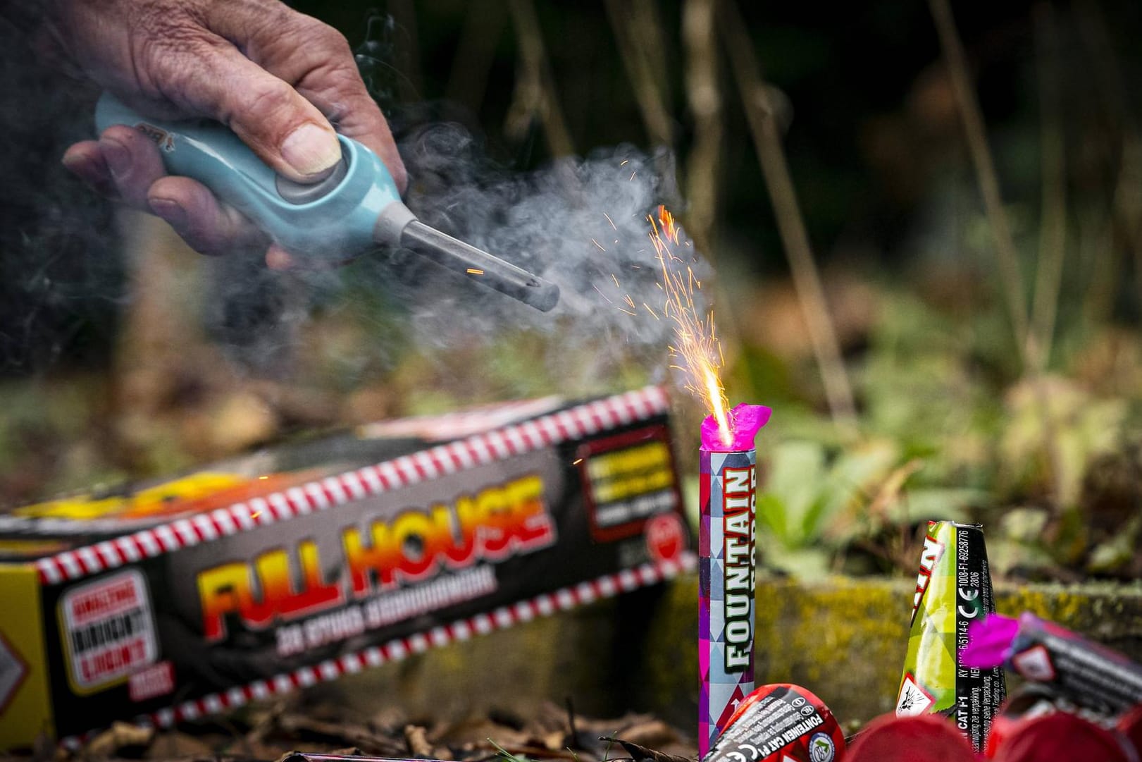 Eine Hand entzündet einen Silvesterkracher (Symbolbild): Wie schon im vergangenen Jahr haben Bundestag und Bundesrat ein Verkaufsverbot für Feuerwerk und Böller beschlossen.