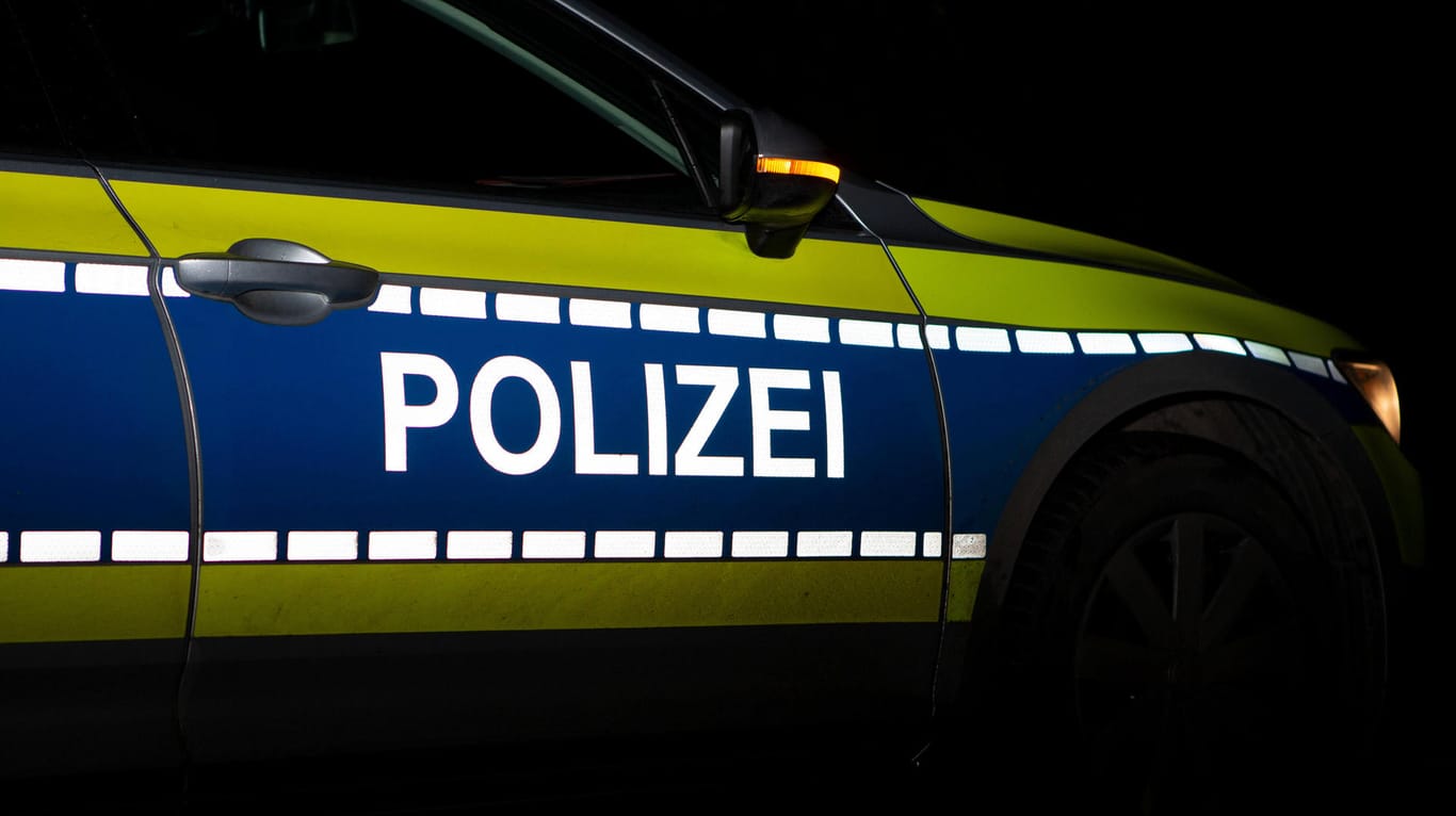 Ein Streifenwagen der Polizei mit Schriftzug (Symbolbild): Die 16-jährige Anna-Lena A. aus der saarländischen Stadt Saarlouis wird seit Dienstag vermisst.